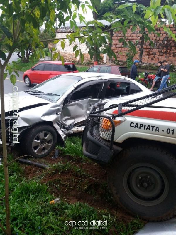 Ambulancia de la Cruz Roja involucrada en choque