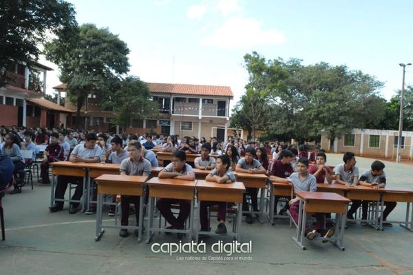 Diputado capiateño convierte en sillas y pupitres para escuela sus haberes de parlamentario