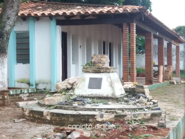 Lamentable demolición a mazazos de monolito homenaje a los héroes en Capiatá