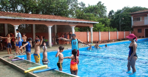 Colonia de vacaciones a pura natación e hidrogym en el Polideportivo Municipal