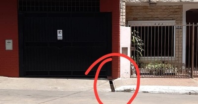 Queja ciudadana: conocido hotel arroja agua servida