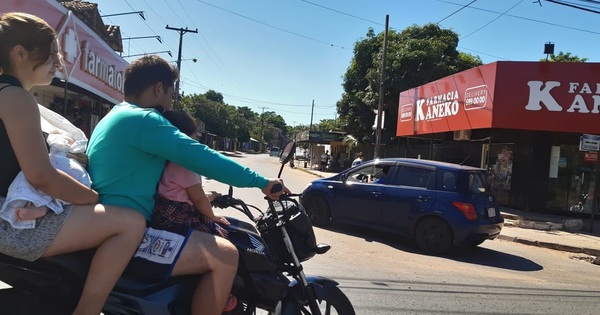 Dos niños en una moto
