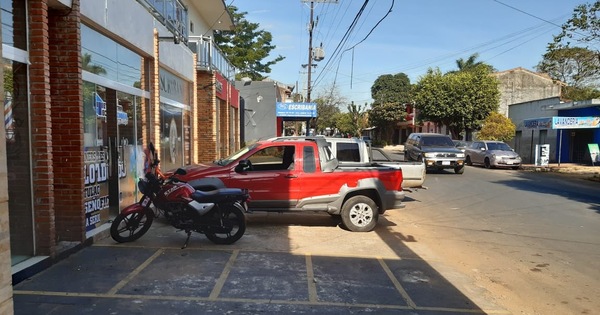 Queja ciudadana: “Así es cuando dejas para estacionamiento en frente de tu local comercial”