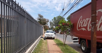 Queja ciudadana: estacionan sobre la vereda