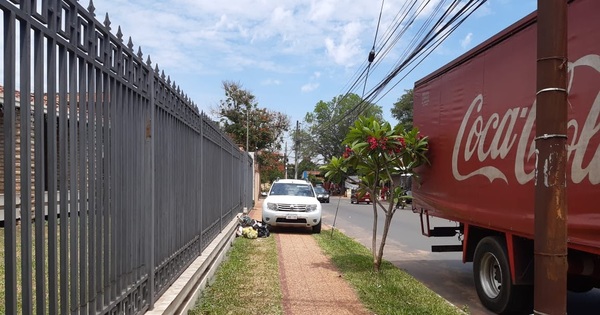 Queja ciudadana: estacionan sobre la vereda