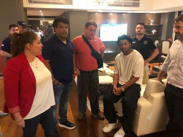 Ronaldinho Gaúcho investigado por uso de documentos paraguayos falsos