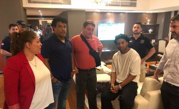 HOY / Ronaldinho y su hermano están bajo custodia en un hotel, hoy deben declarar