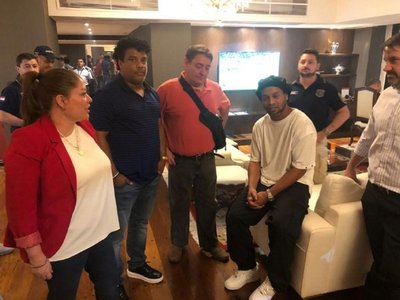 Ronaldinho iba a presentar su libro hoy, pero quedó detenido