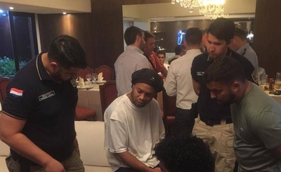 HOY / Ronaldinho en problemas: ministro confirma que exfutoblista tiene pasaporte adulterado