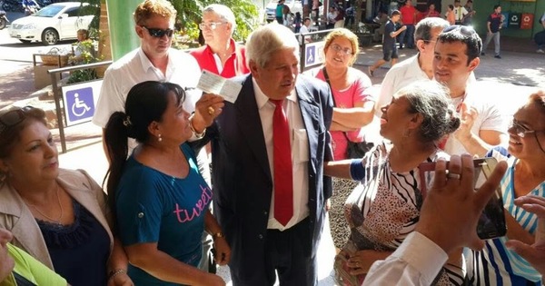 Con opiniones divididas, Ferrer recibió el dinero para los afectados con el incendio