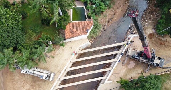 Acceso Este: colocan vigas para puente sobre el arroyo San Lorenzo