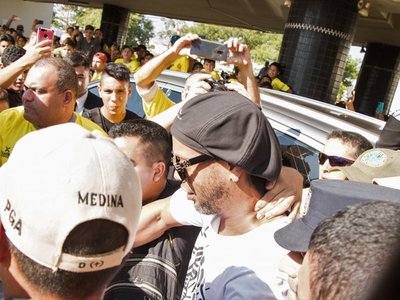 Ronaldinho desató  locura al llegar y luego cayó preso