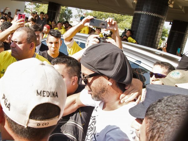 Ronaldinho desató locura al llegar y luego cayó preso