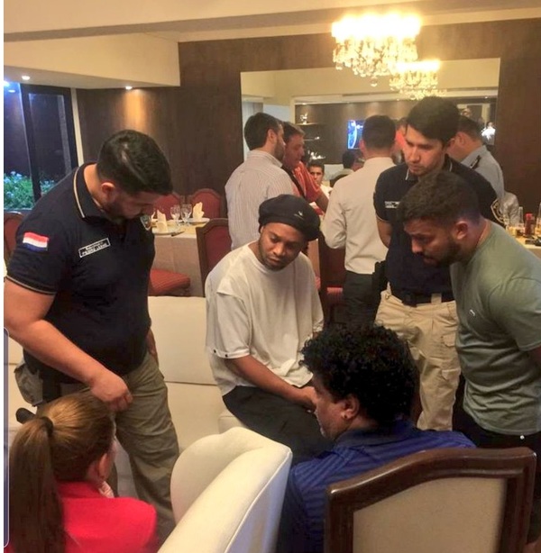 Ronaldinho prestará declaración hoy tras ser retenido por supuesta documentación falsa
