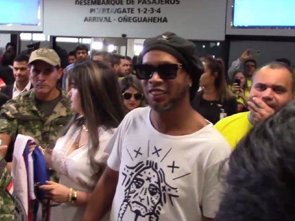 Acevedo anuncia desvinculaciones tras escándalo de Ronaldinho