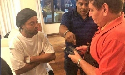 HOY / Ronaldinho dice que empresario le dio los documentos en Brasil, según Policía