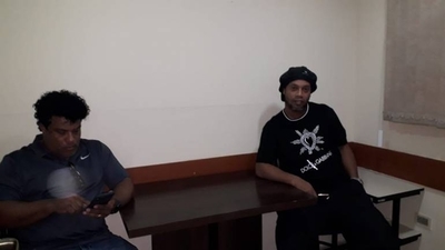 HOY / Comandante asume error por no chequear documentos de Ronaldinho