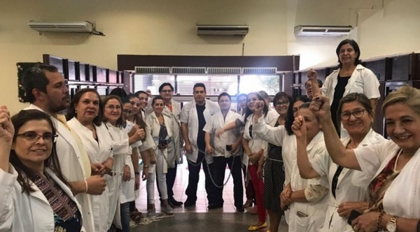 Médicos se encadenan en espera de reglamentación de ley de jubilaciones