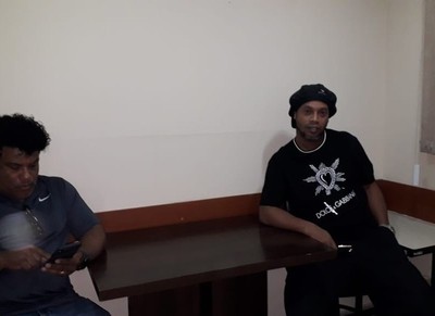 Ronaldinho y su hermano recibieron documentos de identidad como un regalo