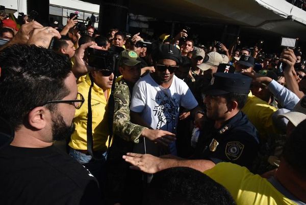 La Policía dio custodia a Ronaldinho a pedido de empresa - Nacionales - ABC Color