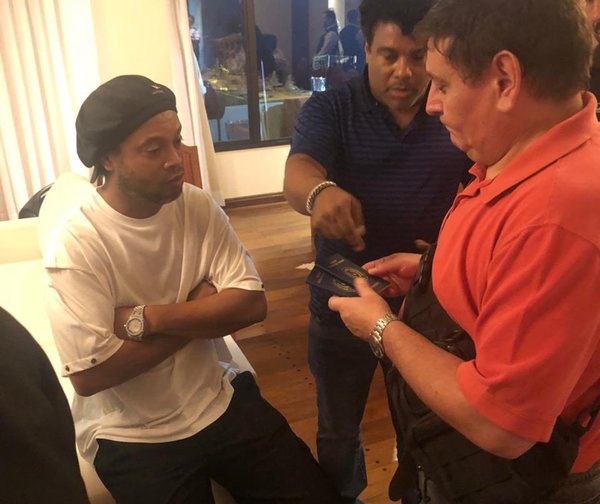 Ronaldinho presta declaración por documentos falsos