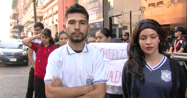 Estudiantes piden la destitución de Eduardo Petta