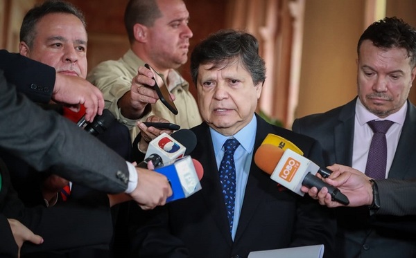 Ministro anuncia cambio del Director de Migraciones y ordena intervención