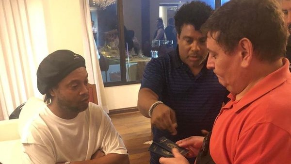 Regalo de pasaporte falso a Ronaldinho, abogado de empresaria implicada en la llegada de exestrella: “Ni idea tengo" - ADN Paraguayo