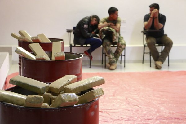 Emboscada: cae militar con 400 kilos de marihuana - Paraguay Informa