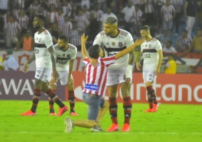 Flamengo ganó y 'Gabigol' tuvo un gran gesto con un hincha de Junior