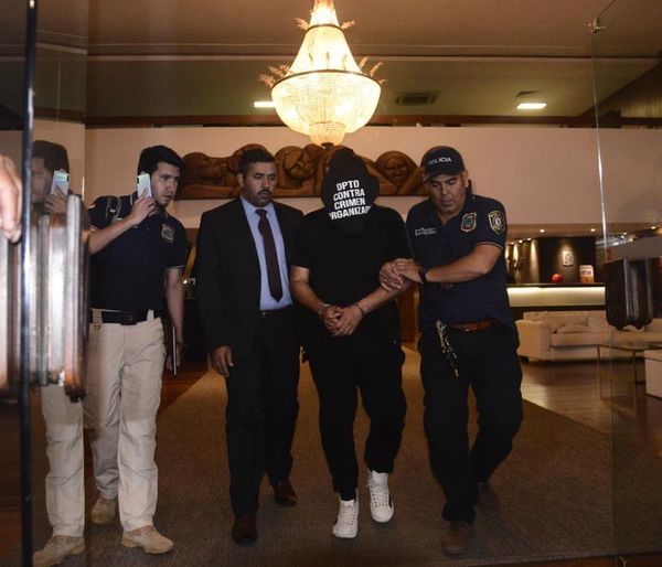 Caso Ronaldinho: empresario con cédula falsificada se “paseaba” con la Policía en el aeropuerto - Nacionales - ABC Color