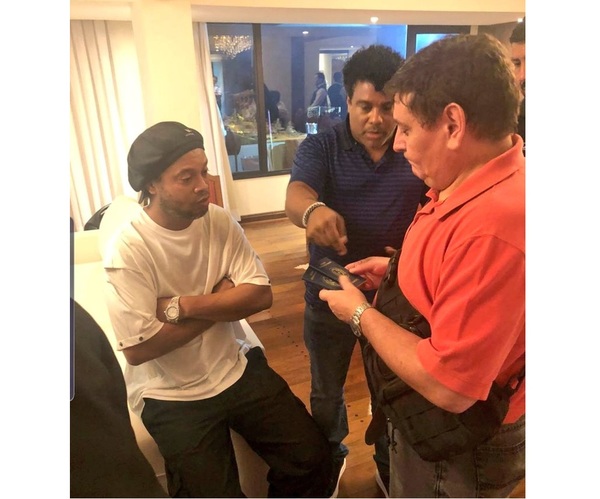 'A Ronaldinho en cualquier país serio se lo hubiese llevado esposado a la dependencia policial', dice abogado