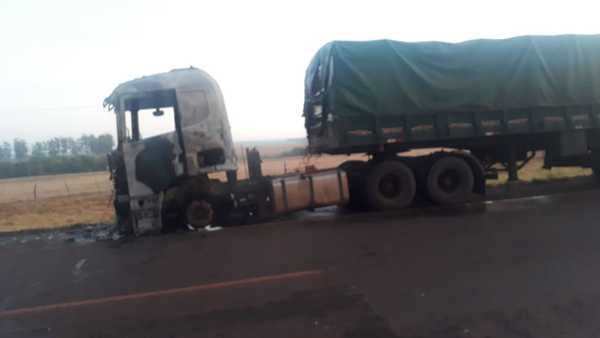 Tracto camión se incendia sobre supercarretera en Santa Fe del Paraná - Noticde.com