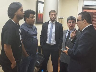 Ronaldinho “está shockeado” pero dispuesto a colaborar con autoridades - Nacionales - ABC Color