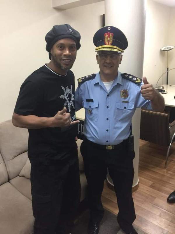 “Fue una simple foto”, aseguró comisario que posó junto a Ronaldinho » Ñanduti