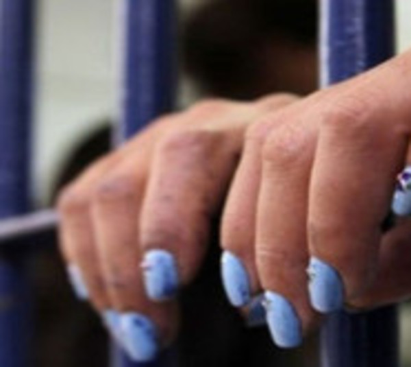 Mujer es condenada a 22 años de cárcel por grabar violación de su hija - Paraguay.com