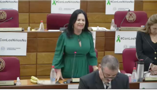 HOY / "Pastora" liberal en Senado: "Te queremos dar gracias porque tenemos vida"