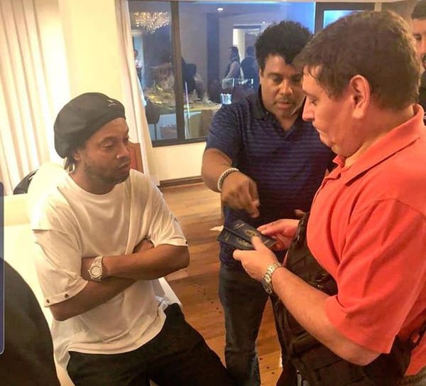 Militar reafirma que regalaron documentos a Ronaldinho