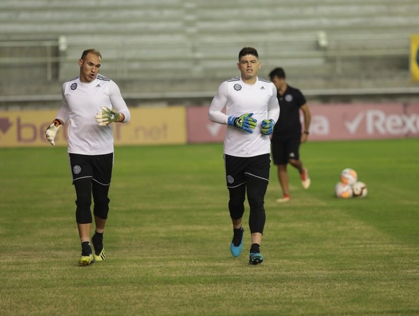 El plantel de Olimpia regresa a medianoche