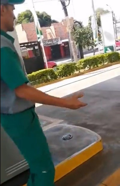 |VIDEO|Mujer amenaza a playero con dejarlo sin trabajo por silbarle