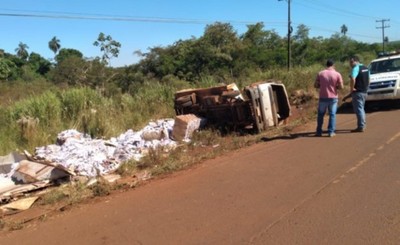 Camión vuelca tras evitar impactar contra taxi