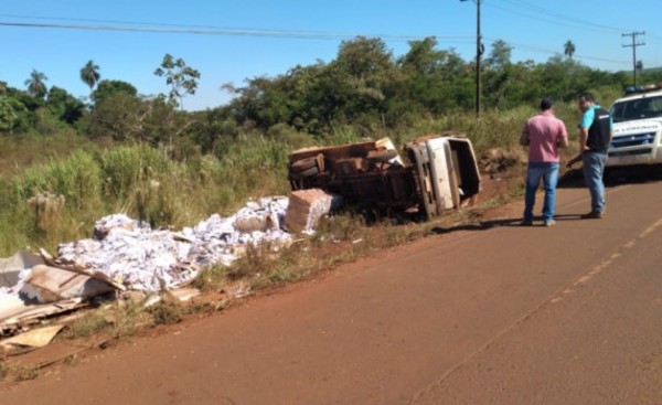 Camión vuelca tras evitar impactar contra taxi