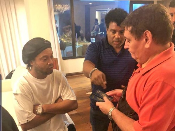 Ronaldinho, un mago del balón que acumula deudas y problemas con la Justicia