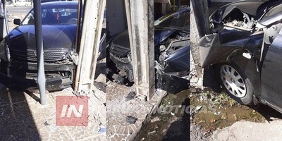 AUTOMÓVIL IMPACTÓ CONTRA DE UNA COLUMNA