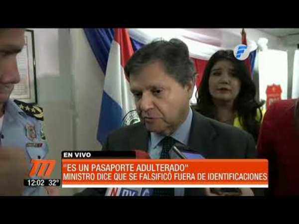 “Es un pasaporte adulterado“