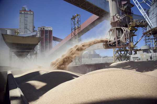 Argentina avisa a los agricultores que subirá tributo a exportación de soja