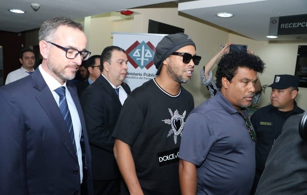 Jefe de escolta de Ronaldinho asegura que documentos con contenido falso fueron 'regalados'