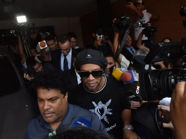 Ronaldinho seguirá en el país para someterse a la Justicia, dice su abogado