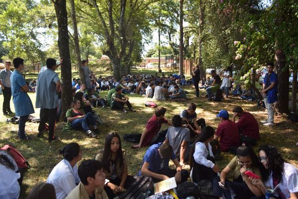 Estudiantes exigen más inversión en colegio encarnaceno - Nacionales - ABC Color