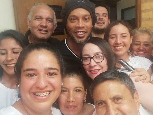En medio del escándalo, policías y funcionarios fiscales aprovechan para sacarse fotos con Ronaldinho